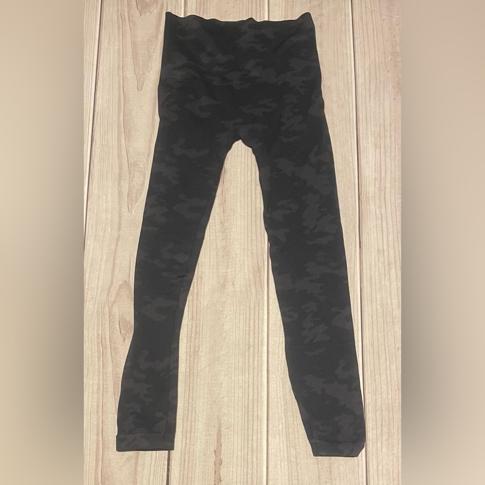SPANX Size Large Camo Camouflage Look At Me Now Leggings Black & Gray